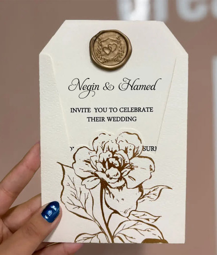 کارت عروسی سفید طرح گل طلاکوب با تزیین مهر طلایی